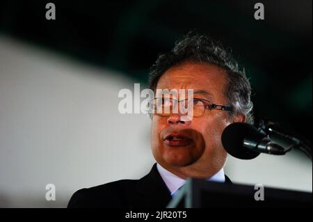 Le président colombien Gustavo Petro fait une pilace lors de la cérémonie d'assermentation du ministre colombien de la Défense, Ivan Velasquez, et de la comilitaire Banque D'Images