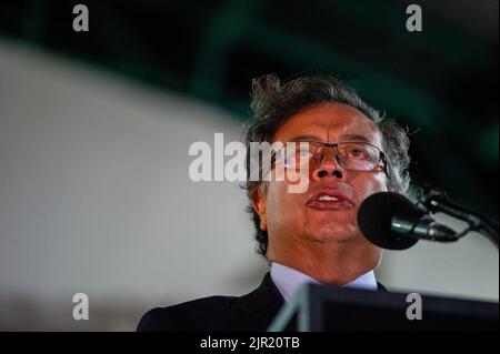 Le président colombien Gustavo Petro fait une pilace lors de la cérémonie d'assermentation du ministre colombien de la Défense, Ivan Velasquez, et de la comilitaire Banque D'Images