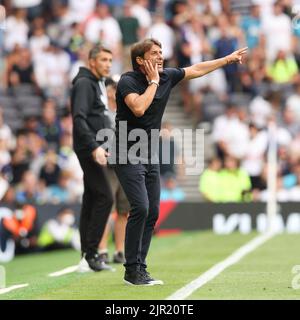 Londres, Royaume-Uni. 21st août 2022. Antonio Conte Barks, directeur de Tottenham Hotspur, commande à ses joueurs lors du match de la Premier League entre Tottenham Hotspur et Wolverhampton Wanderers au Tottenham Hotspur Stadium, Londres, Angleterre, le 20 août 2022. Photo de Ken Sparks. Utilisation éditoriale uniquement, licence requise pour une utilisation commerciale. Aucune utilisation dans les Paris, les jeux ou les publications d'un seul club/ligue/joueur. Crédit : UK Sports pics Ltd/Alay Live News Banque D'Images