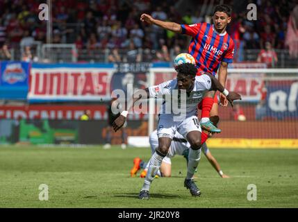 Heidenheim, Allemagne. 21st août 2022. Football: 2nd Bundesliga, 1. FC Heidenheim - Arminia Bielefeld, Matchday 5, Voith Arena. Kevin Sessa (en haut) de Heidenheim et Bryan Lasme de Bielefeld se battent pour le ballon. Crédit : Stefan Puchner/dpa - REMARQUE IMPORTANTE : Conformément aux exigences de la DFL Deutsche Fußball Liga et de la DFB Deutscher Fußball-Bund, il est interdit d'utiliser ou d'avoir utilisé des photos prises dans le stade et/ou du match sous forme de séquences et/ou de séries de photos de type vidéo./dpa/Alay Live News Banque D'Images