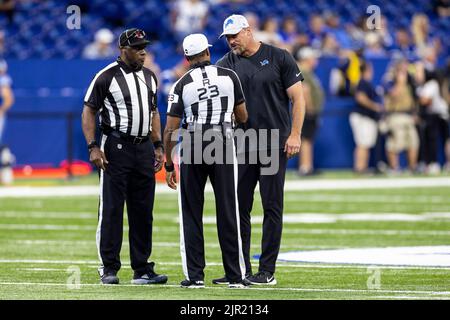 20 août 2022 : Matt Campbell, entraîneur-chef des Lions de Detroit, rencontre des officiels lors du match de pré-saison de football de la NFL entre les Lions de Détroit et les Colts d'Indianapolis au stade Lucas Oil à Indianapolis, Indiana. Detroit défait Indianapolis 27-26. John Mersiits/CSM. Banque D'Images