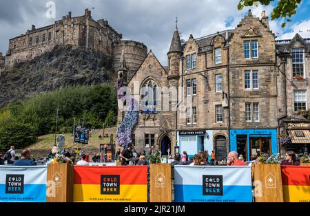 Grassmarket, Édimbourg, Écosse, Royaume-Uni, 21st août 2022. Occupé pendant Fringe: Les gens s'assoient au restaurant extérieur Cold Town House au soleil sous le château d'Édimbourg pendant le Festival Fringe. Crédit : Sally Anderson/Alay Live News Banque D'Images