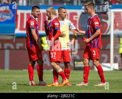 Heidenheim, Allemagne. 21st août 2022. Soccer : 2. Bundesliga, 1. FC Heidenheim - Arminia Bielefeld, Matchday 5, Voith-Arena. Jan Schöppner, Jan-Niklas Beste, Jonas Föhrenbach et Jan Schöppner sont mécontents. Crédit : Stefan Puchner/dpa - REMARQUE IMPORTANTE : Conformément aux exigences de la DFL Deutsche Fußball Liga et de la DFB Deutscher Fußball-Bund, il est interdit d'utiliser ou d'avoir utilisé des photos prises dans le stade et/ou du match sous forme de séquences et/ou de séries de photos de type vidéo./dpa/Alay Live News Banque D'Images