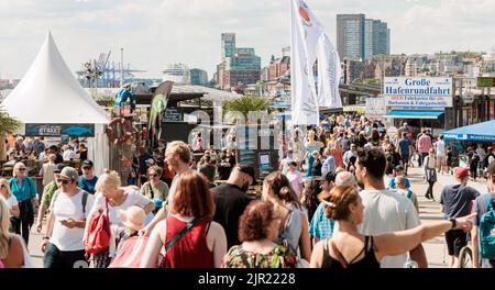 Hambourg, Allemagne. 21st août 2022. Les visiteurs de l'installation de protection contre les inondations de Baumwall apprécient le dernier jour des journées de croisière là-bas par temps doux en été. Credit: Markus Scholz/dpa/Alay Live News Banque D'Images