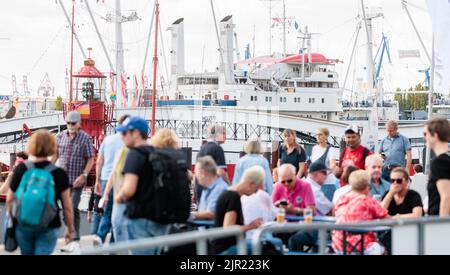 Hambourg, Allemagne. 21st août 2022. Les visiteurs de l'installation de protection contre les inondations de Baumwall apprécient le dernier jour des journées de croisière là-bas par temps doux en été. Credit: Markus Scholz/dpa/Alay Live News Banque D'Images