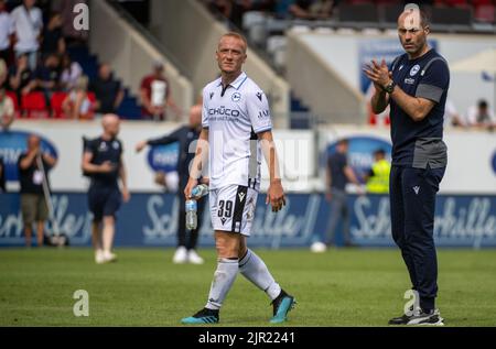 Heidenheim, Allemagne. 21st août 2022. Football: 2nd Bundesliga, 1. FC Heidenheim - Arminia Bielefeld, Matchday 5, Voith Arena. L'entraîneur de Bielefeld Daniel Scherning (r) applaudit Sebastian Vasiliadis. Crédit : Stefan Puchner/dpa - REMARQUE IMPORTANTE : Conformément aux exigences de la DFL Deutsche Fußball Liga et de la DFB Deutscher Fußball-Bund, il est interdit d'utiliser ou d'avoir utilisé des photos prises dans le stade et/ou du match sous forme de séquences et/ou de séries de photos de type vidéo./dpa/Alay Live News Banque D'Images