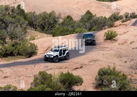 Deux Jeeps lors d'une excursion sur le sentier de Jeep fins and Things au-dessus de grès Navajo dans le désert élevé près de Moab, Utah. Banque D'Images