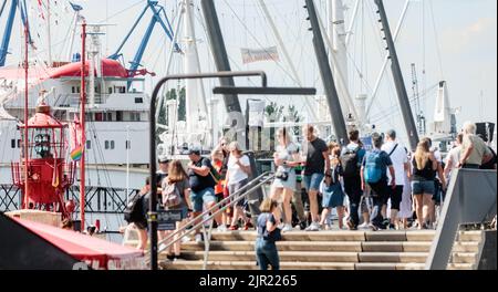 Hambourg, Allemagne. 21st août 2022. Les visiteurs de l'installation de protection contre les inondations de Baumwall apprécient le dernier jour des journées de croisière là-bas par temps doux en été. Credit: Markus Scholz/dpa/Alay Live News Banque D'Images