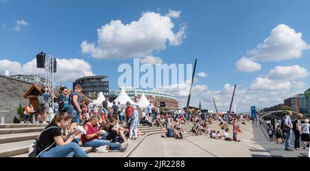 Hambourg, Allemagne. 21st août 2022. Les visiteurs de l'installation de protection contre les inondations de Baumwall apprécient le dernier jour des journées de croisière là-bas par temps doux en été. Credit: Markus Scholz/dpa/Alay Live News Banque D'Images