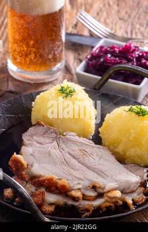 porc rôti avec boulettes de pommes de terre Banque D'Images