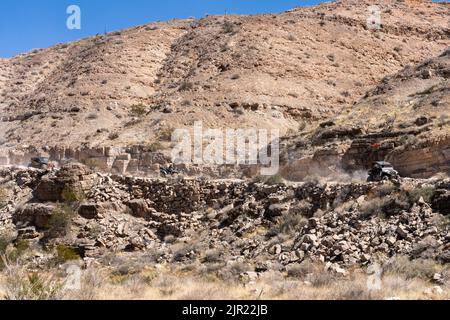 Véhicules tout-terrain à quatre roues motrices ou véhicules tout-terrain sur un sentier à travers le désert dans le sud de l'Utah, aux États-Unis. Banque D'Images