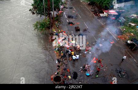 Prayagraj, Inde. 21/08/2022, les gens brûlent du pyre le long d'une route près d'un terrain de crémation submergé en raison d'une situation semblable à celle du Ganga dans le Prayagraj, en Inde. Credit: Anil Shakya / Alamy Live News Banque D'Images