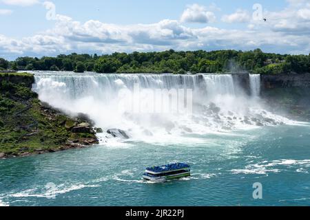 Chutes du Niagara, Ontario, Canada - 10 juillet 2021 : excursion en bateau à bord du Mist aux États-Unis. Chutes américaines. Banque D'Images