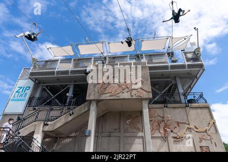 Chutes Niagara, Ontario, Canada - 10 juillet 2021 : personnes utilisant l'attraction Niagara Falls Zipline. Banque D'Images