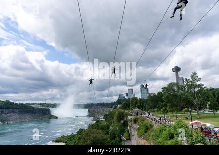 Chutes du Niagara, Ontario, Canada - 10 juillet 2021 : personnes prenant le Zipline en été avec les chutes canadiennes en arrière-plan. Banque D'Images