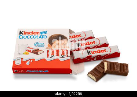 Alba, Italie - 19 août 2022: Kinder Ferrero Chocolate bar avec coeur de lait, emballage italien isolé sur blanc Banque D'Images