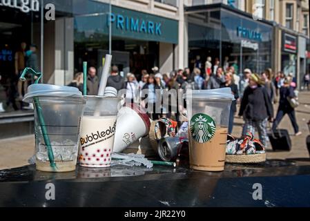 Des tasses de café jetées débordent sur Princes Street en raison de l'action industrielle des employés du conseil d'Édimbourg. Édimbourg, Écosse, Royaume-Uni. Banque D'Images