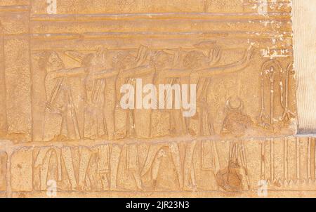 Égypte, Saqqara, tombeau du Nouveau Royaume de Horemheb, Nubiens qui proclame le roi égyptien. Banque D'Images