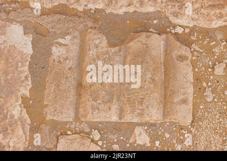 Egypte, Saqqara près du Caire, tombeau du Nouveau Royaume de Horemheb, deuxième cour, pavé, peut-être réutilisé d'un autre monument. Banque D'Images