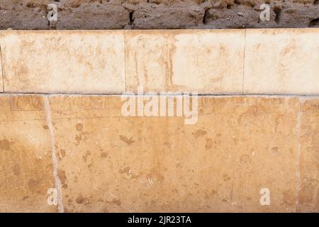 Égypte, Saqqara, tombeau du Nouveau Royaume de Horemheb, mur sud de la deuxième cour : il ne reste que des pieds. Banque D'Images