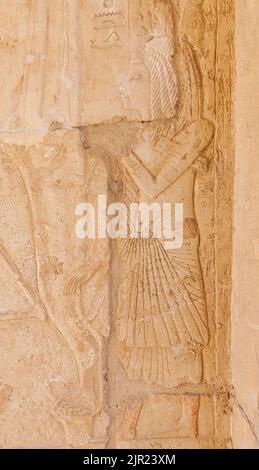 Égypte, Saqqara, tombeau de Horemheb, salle de la statue, scribe derrière Horemheb. Banque D'Images