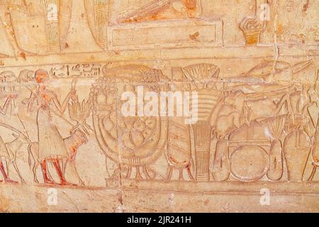 Égypte, Saqqara, tombeau de Horemheb, salle de la statue, procession des porteurs d'offrande. Banque D'Images