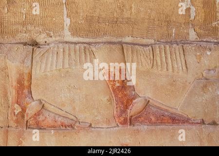Égypte, Saqqara, tombeau de Horemheb, salle de la statue, pieds de Horemheb. Banque D'Images