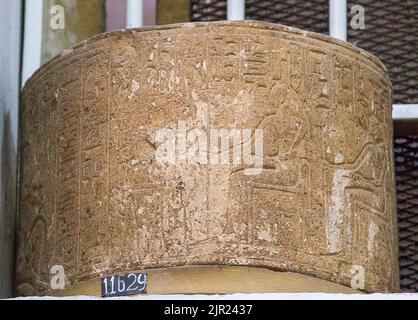 Égypte, Saqqara, tombeau de Horemheb, bloc (maintenant au musée du Caire) d'une deuxième colonne de cour : Horemheb priant Isis et Nephthys. Banque D'Images