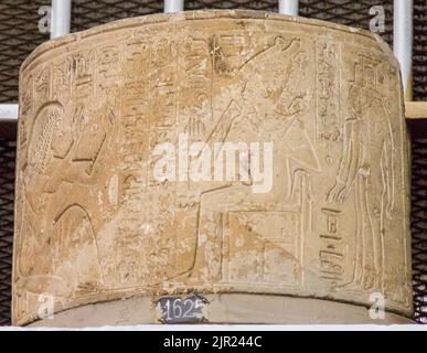 Egypte, Saqqara, tombe de Horemheb, bloc (maintenant dans le musée du Caire) d'une deuxième colonne de cour : Horemheb priant Osiris-Unnefer, Isis et Nephthys. Banque D'Images