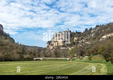 Le pittoresque village médiéval de Rocamadour au début du printemps, vallée de la Dordogne, France. Banque D'Images