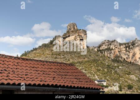 Le Rocher de Capluc avec sa Croix du Sommet blanc vue du Rozier, Gorges del la Jonte, le Rozier, France Banque D'Images