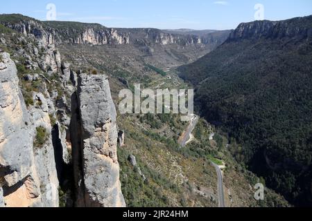 Vue de haut niveau des Gorges de la Jonte depuis le Sentier les Corniches du Causse Méjean près du Rozier, Parc naturel des Cévennes, France. Banque D'Images