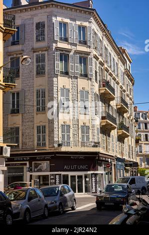 Nice, France 20 août 2022: Photo verticale d'un bel appartement niché dans une rue du centre-ville. Banque D'Images