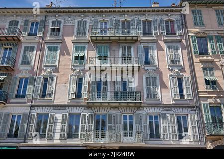 Nice, France 20 août 2022 : textures de fenêtres et de balcons de style baroque d'un bel appartement en france. Banque D'Images