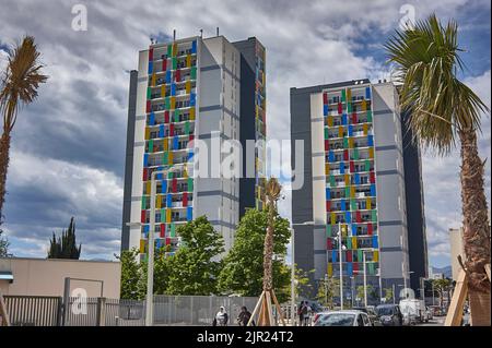 Nice, France 20 août 2022: Deux palais jumeaux colorés et colorés dans un style architectural moderne à Nice, un exemple d'intégration architecturale entre autres Banque D'Images