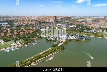 QINGDAO, CHINE - le 21 AOÛT 2022 - les citoyens prennent un yacht pour visiter la beauté écologique de la région panoramique de Shaohai Water Conservancy située dans le sh Banque D'Images