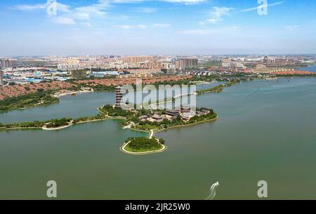 QINGDAO, CHINE - le 21 AOÛT 2022 - les citoyens prennent un yacht pour visiter la beauté écologique de la région panoramique de Shaohai Water Conservancy située dans le sh Banque D'Images