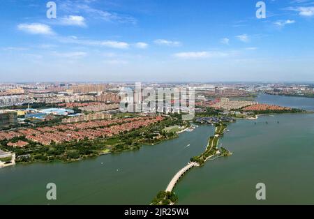 QINGDAO, CHINE - le 21 AOÛT 2022 - les citoyens prennent un yacht pour visiter la beauté écologique de la région panoramique de Shaohai Water Conservancy située dans le sh Banque D'Images