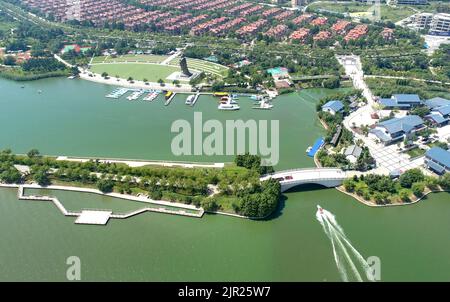 QINGDAO, CHINE - le 21 AOÛT 2022 - les citoyens prennent un yacht pour visiter la beauté écologique de la région panoramique de Shaohai Water Conservancy située dans le sh Banque D'Images