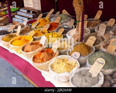 MONDONEDO, ESPAGNE - 14 AOÛT 2022: Épices et condiments avec des étiquettes espagnoles au comptoir de la foire médiévale dans la vieille ville de Mondonedo, Lugo, Galice, SPAI Banque D'Images