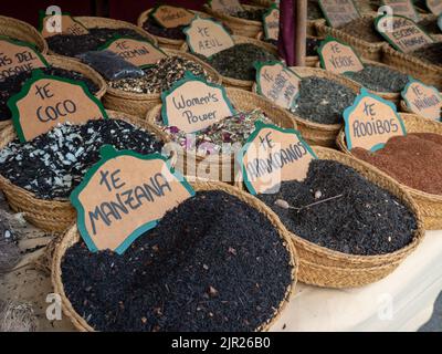 MONDONEDO, ESPAGNE - 14 AOÛT 2022: Mélanges de thé dans les paniers avec des étiquettes espagnoles au comptoir de la foire médiévale dans la vieille ville de Mondonedo, Lugo, Galici Banque D'Images