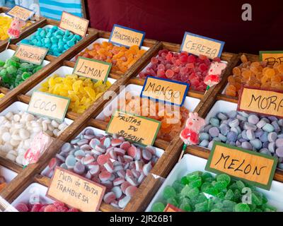 MONDONEDO, ESPAGNE - 14 AOÛT 2022 : bonbons colorés avec des étiquettes espagnoles au comptoir de la foire médiévale dans la vieille ville de Mondonedo, Lugo, Galice, Espagne Banque D'Images