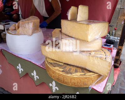 MONDONEDO, ESPAGNE - 14 AOÛT 2022 : fromage gastronomique importé au comptoir de la foire médiévale dans la vieille ville de Mondonedo, Lugo, Galice, Espagne Banque D'Images