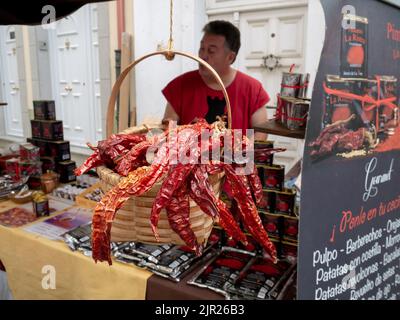 MONDONEDO, ESPAGNE - 14 AOÛT 2022 : poivrons rouges fumés séchés au comptoir de la foire médiévale dans la vieille ville de Mondonedo, Lugo, Galice, Espagne Banque D'Images