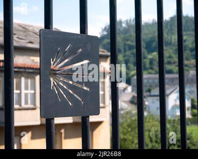 MONDONEDO, ESPAGNE - 14 AOÛT 2022 : panneau de la route de Saint-Jacques de coquillages sculpté sur la clôture métallique de la vieille ville de Mondonedo, Lugo, Galice, Espagne Banque D'Images