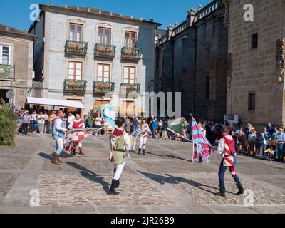 MONDONEDO, ESPAGNE - 14 AOÛT 2022 : représentation avec des banderoles à la foire médiévale sur la place de la cathédrale de la vieille ville de Mondonedo, Lugo, Galice, Espagne Banque D'Images