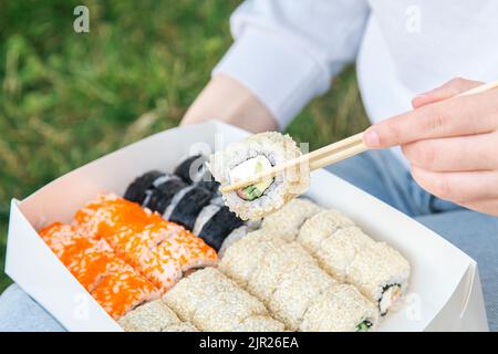 Gros plan des sushis dans la boîte au pique-nique, concept de livraison des sushis. Banque D'Images