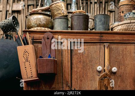 Variété et types d'ustensiles pour la cuisine simple des familles asiatiques dans le passé. Intérieur traditionnel asiatique et thaïlandais de style ancien. Cuisine ancienne Banque D'Images