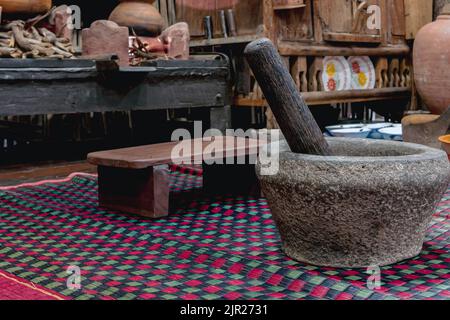 Variété et types d'ustensiles pour la cuisine simple des familles asiatiques dans le passé. Intérieur traditionnel asiatique et thaïlandais de style ancien. Cuisine ancienne Banque D'Images