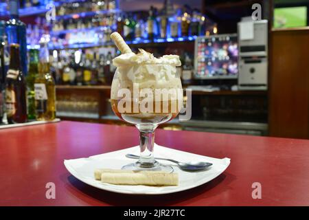 Le café irlandais est un cocktail composé du mélange de whisky irlandais, d'une cuillerée de sucre, de café et enfin il est couvert de deux centimètres de Banque D'Images